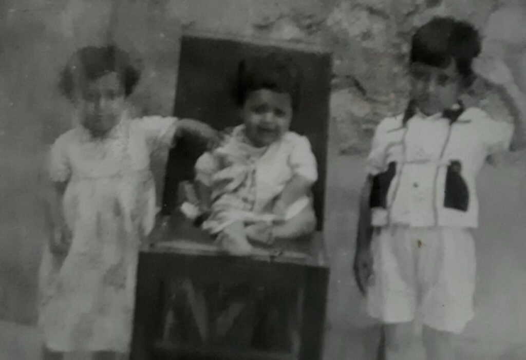 صورة نادرة من عام 1959 تضم الفنان التشكيلي فاروق فايق عمر مع شقيقيه على سطح منزلهم في كركوك، تمثل براءة الطفولة وبدايات التكوين الإنساني