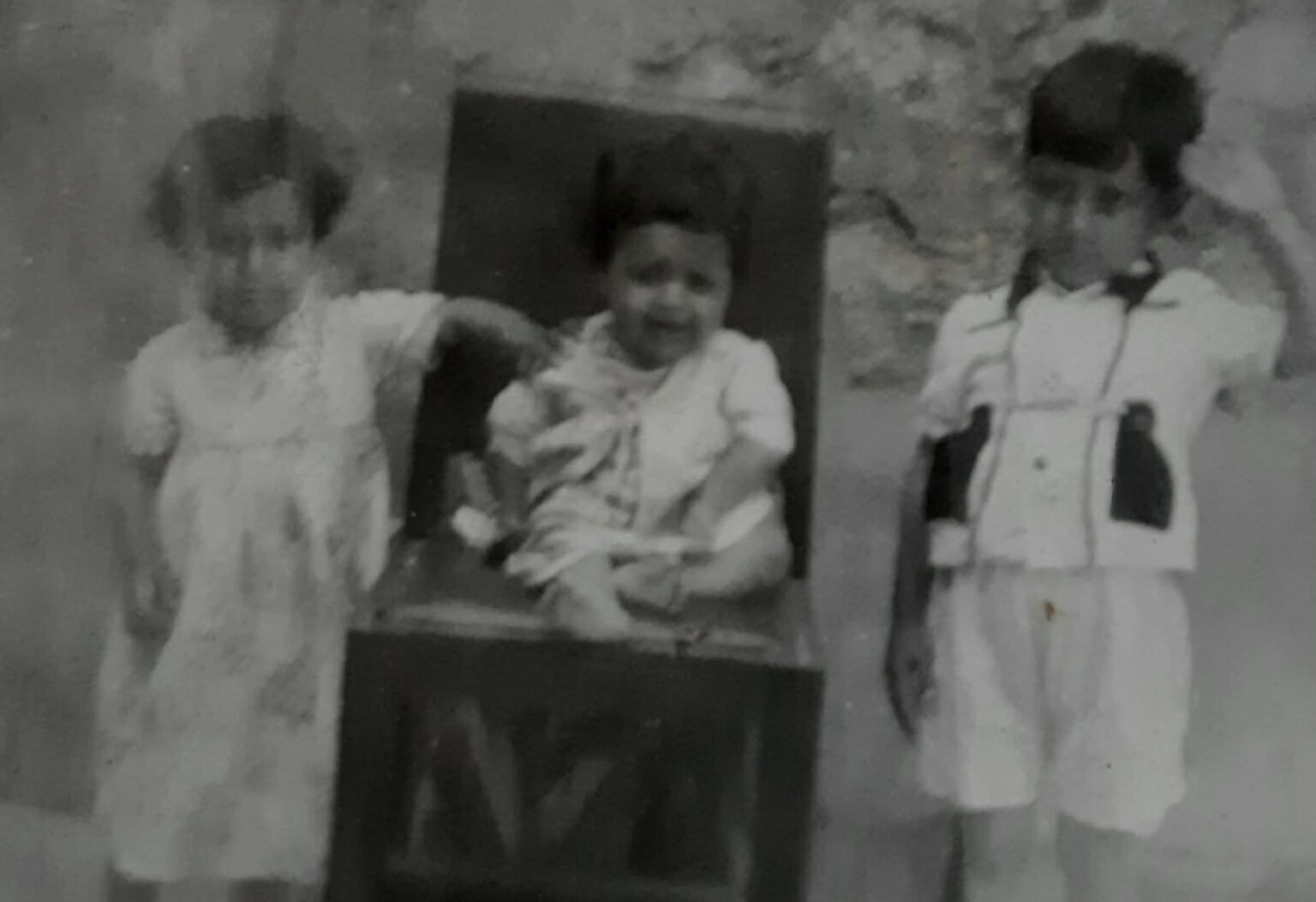 صورة نادرة من عام 1959 تضم الفنان التشكيلي فاروق فايق عمر مع شقيقيه على سطح منزلهم في كركوك، تمثل براءة الطفولة وبدايات التكوين الإنساني