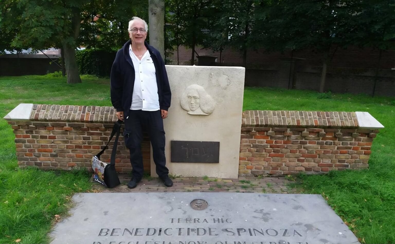 "بورتريه للشاعر السويسري برونو ميرسييه الذي يكتب عن آلام الشرق وانكسارات الهوية في العالم المعاصر."