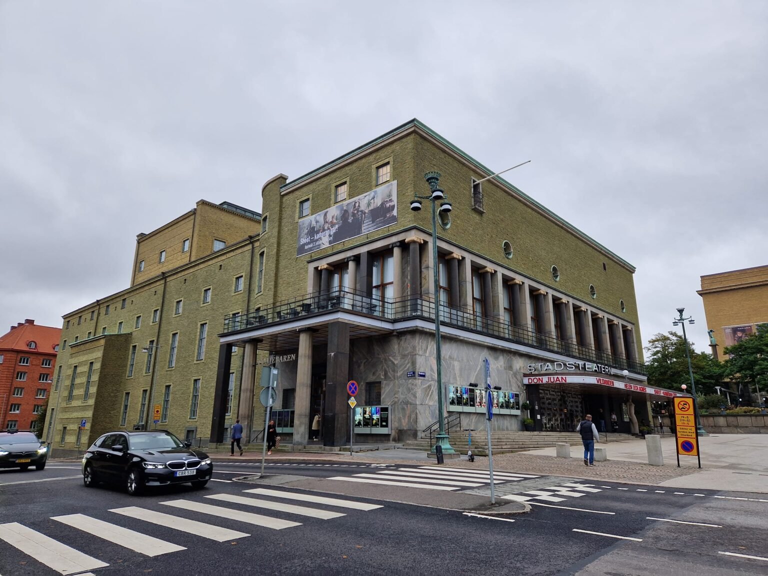 مبنى مسرح مدينة غوتنبرغ العريق في السويد، حيث بدأ إنغمار برغمان مسيرته الإخراجية وشهد العرض الأول لمسرحية كاليغولا وتأسيس حزب المذعورين