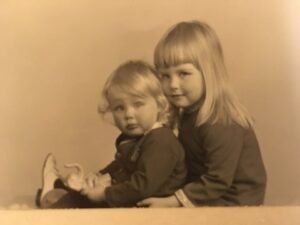 صورة قديمة من عام 1970 تجمع الطفل هوكون فولين وأخته روناغ بملامح طفولية بريئة في بلدة روروس النرويجية