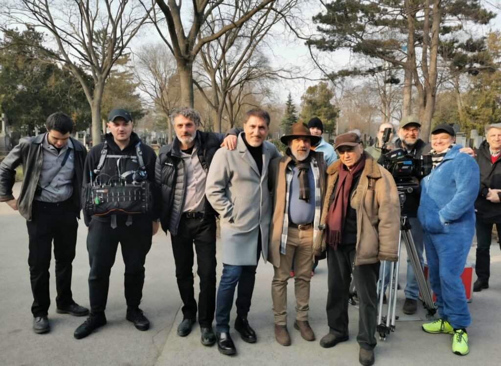 المخرج إيفان نيتشف في لقطة من كواليس تصوير فيلم جنة المهاجرين في النمسا."