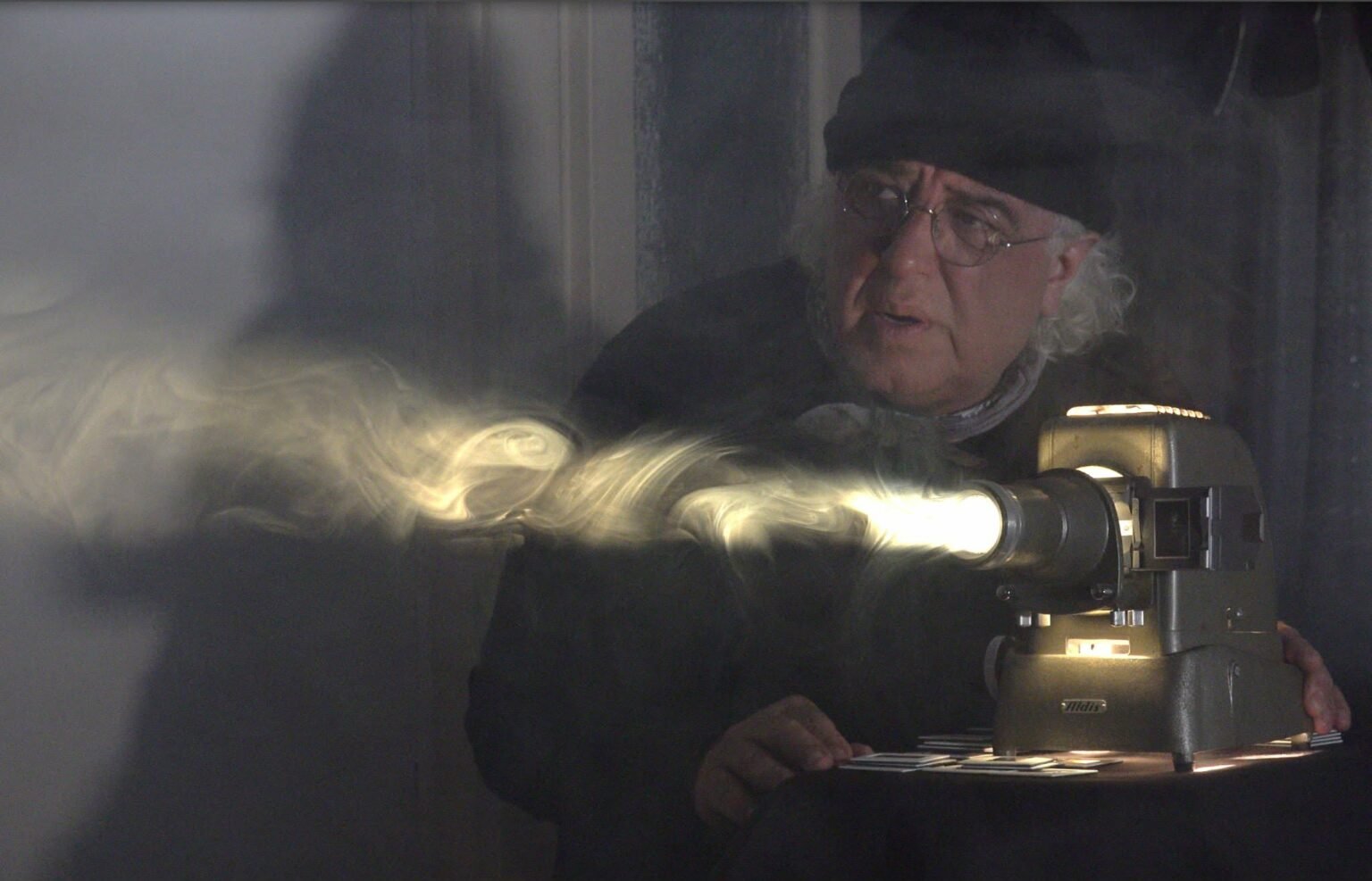 قتيبة الجنابي: المنفى لا ينتهي بل يغيّر شكله في أفلامي بورتريه للمخرج العراقي قتيبة الجنابي، مخرج فيلم رجل الخشب، يعكس نظرة تأملية فنية