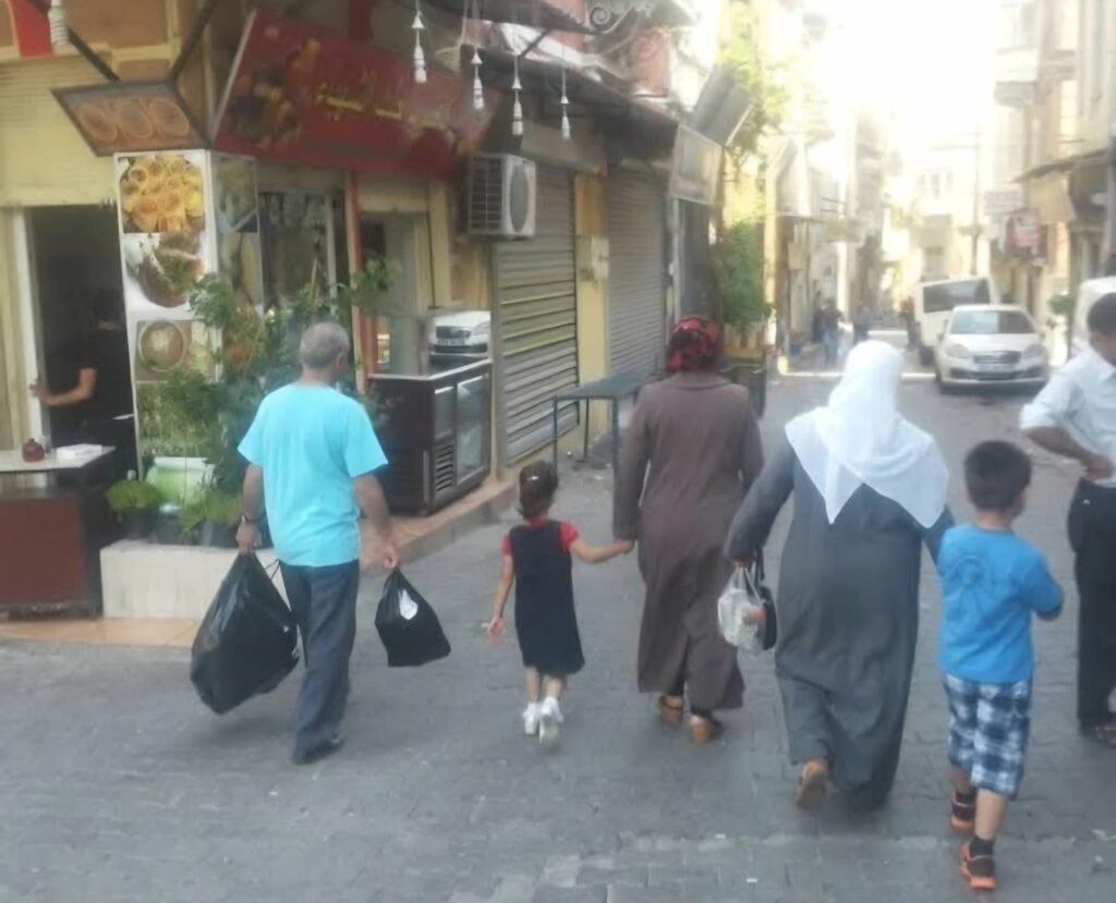 لاجئون في أزمير بالقرب من ساحة باسماني