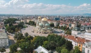 منظر بانورامي لمدينة صوفيا البلغارية تظهر فيه كاتدرائية القدّيس الكسندر نيفسكي في الأفق مع تداخل العمارة الكلاسيكية والحديثة