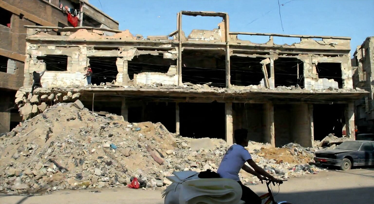 واجهة سينما النجوم المنهارة في مخيم اليرموك