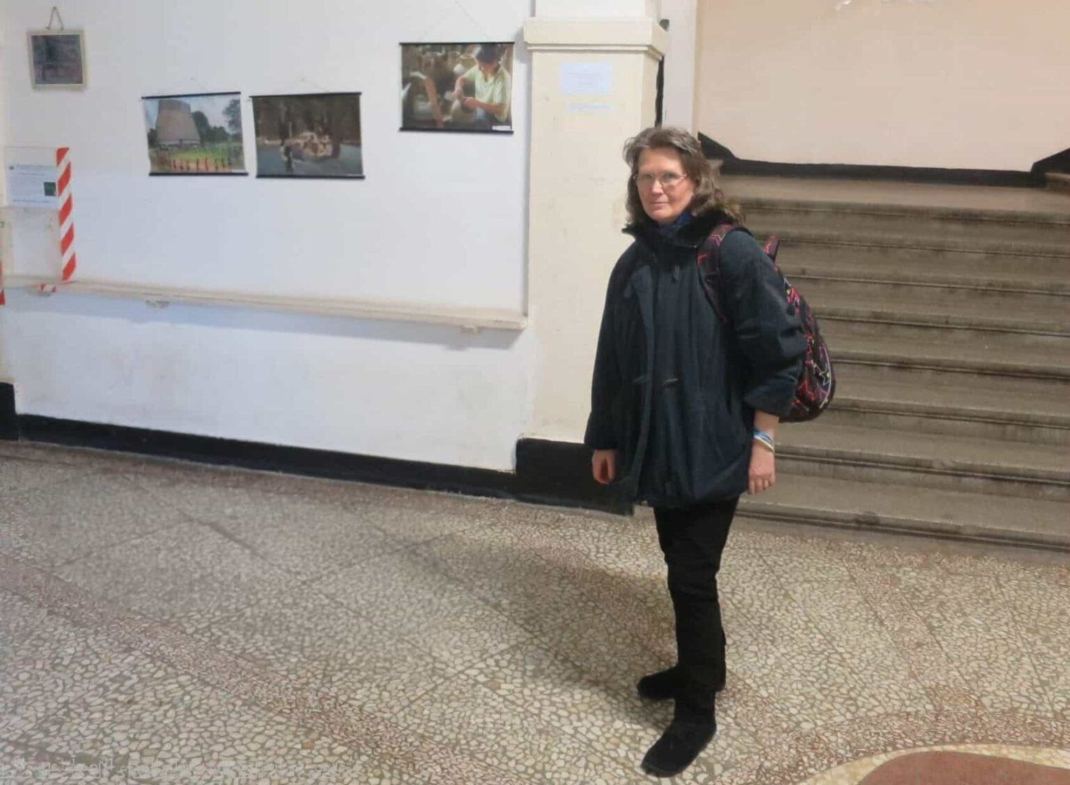 مايا تسينوفا: سيدة الحرف العربي في صوفيا صورة للمستشرقة والمترجمة البلغارية مايا تسينوفا وهي تقف في أحد الأروقة الثقافية