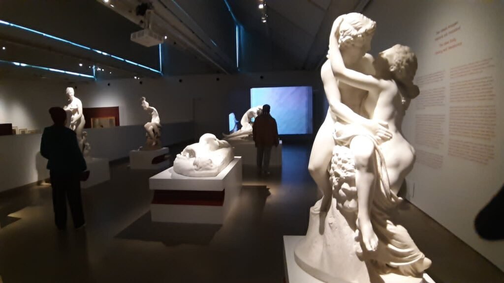 Visitors exploring classical and contemporary body sculptures inside the “Body: Ideal, Gaze, Freedom” exhibition at Gothenburg Museum of Art in Sweden.
