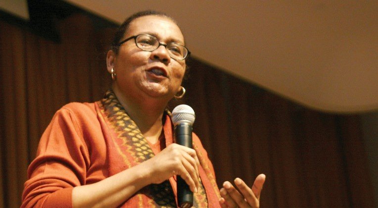 من «ميديا» إلى «مي تو»: تاريخ الحب وصراعاته Portrait of bell hooks, the American feminist writer and cultural critic, featured in an article exploring love, history, and social change.